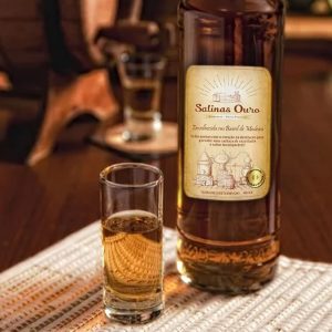 Cachaca-Amburana-Salinas-Ouro-perfeita-combinacao-entre-tradicao-e-sofisticacao-1